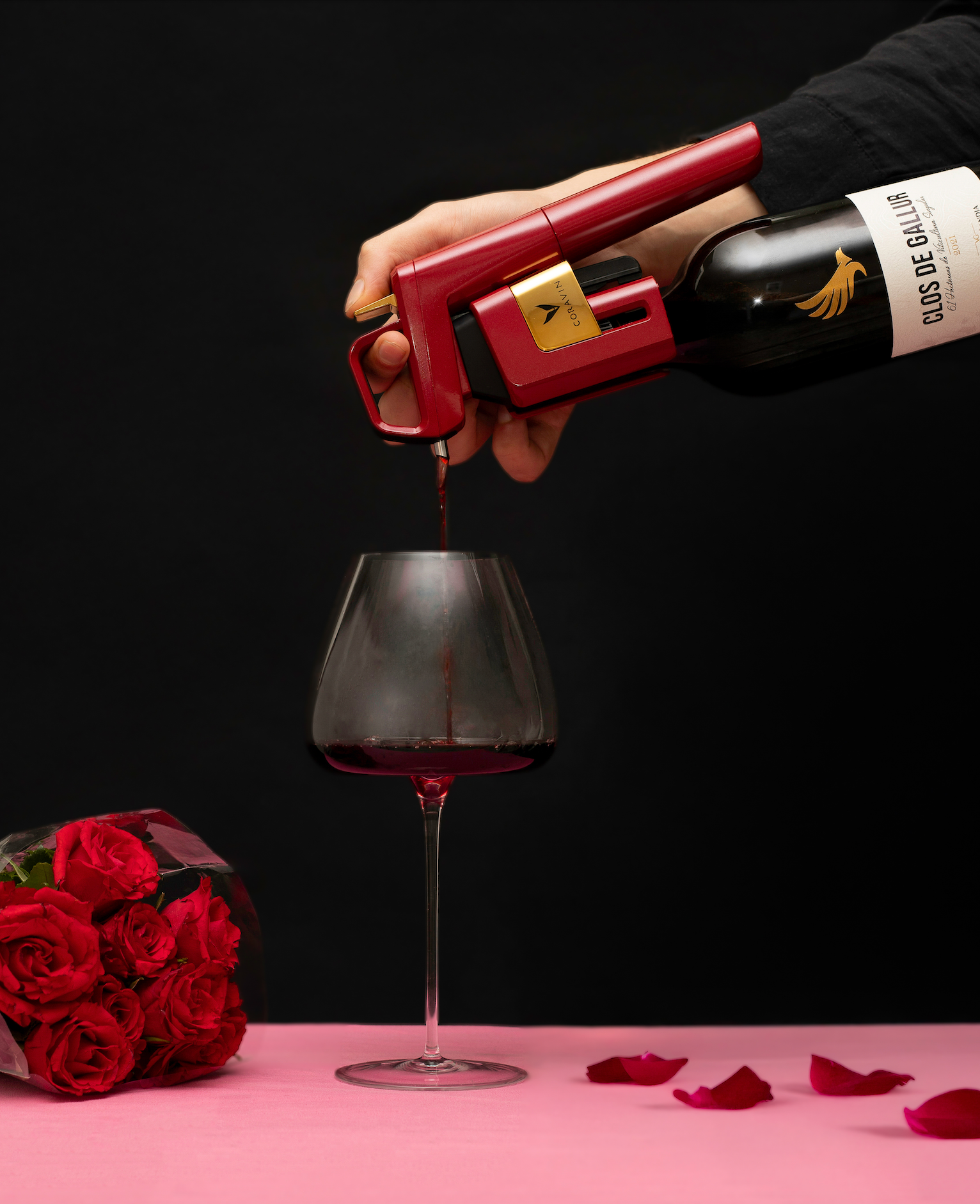 Schenken Sie am Valentinstag jeden Wein ein, ohne den Korken zu entfernen